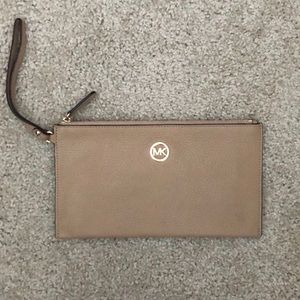 Micheal Kors wristlet/ purse